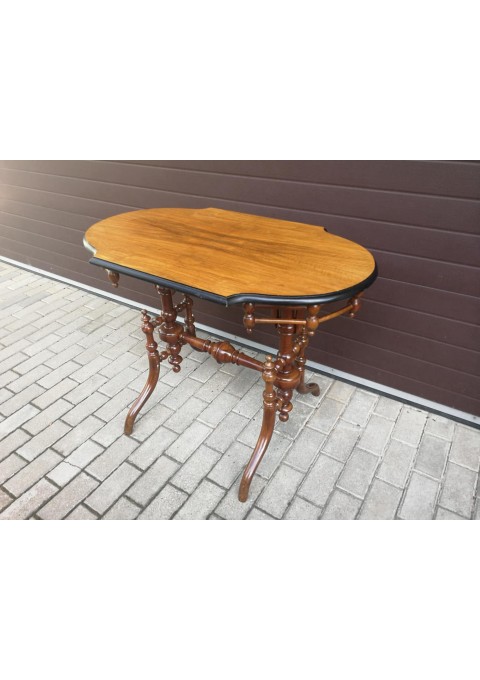 Stalas nedidelis, elegantiškas valgomojo, antikvarinis. Kaina 167
