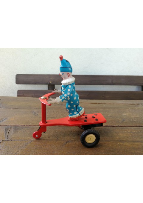 Skardinis prisukamas žaislas- klounas ant triratuko. Vintažinis, veikiantis, originalus. Vengrija. Kaina 23