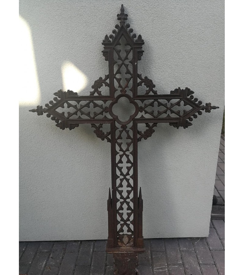 Kryžius antikvarinis, špižinis (ketaus). Sveria apie 100 kg. Kaina 355