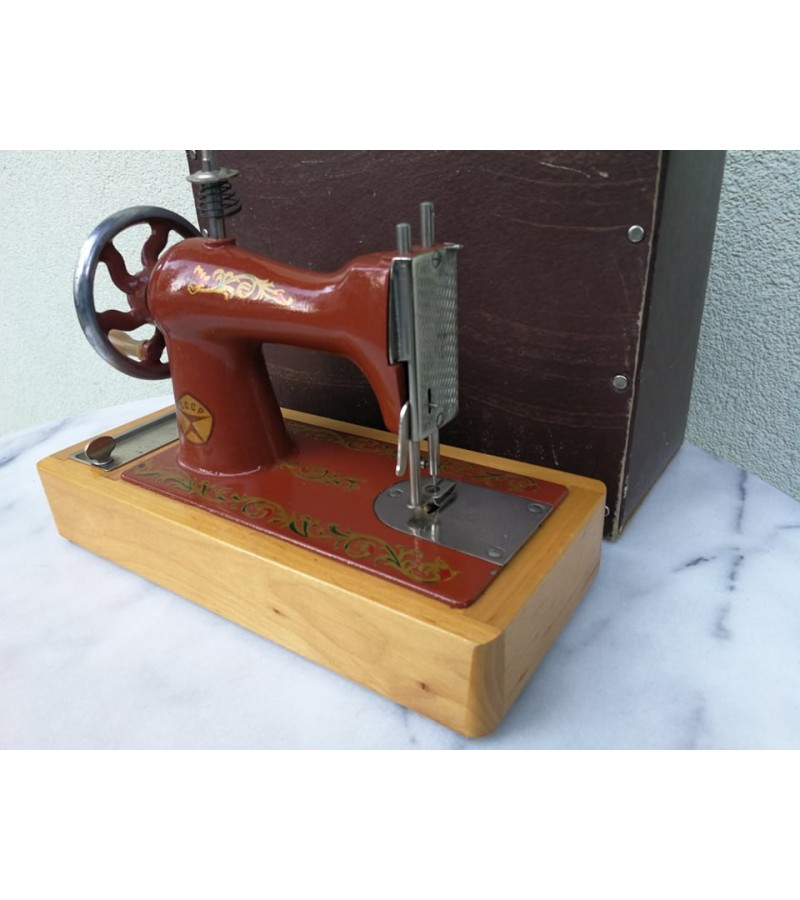 Siuvimo mašinėlė vaikiška, metalinė, tarybinė originalioje dėžėje. Kaina 42