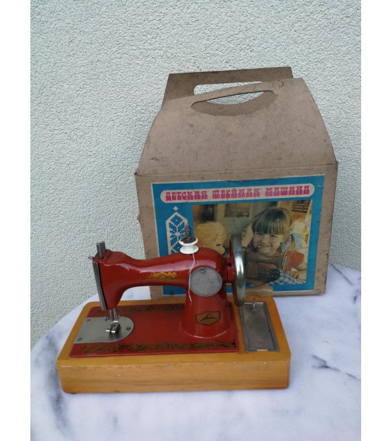 Siuvimo mašinėlė vaikiška, metalinė, tarybinė originalioje dėžėje. Veikianti. Kaina 43