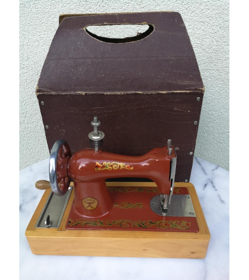 Siuvimo mašinėlė vaikiška, metalinė, tarybinė originalioje dėžėje. Kaina 42
