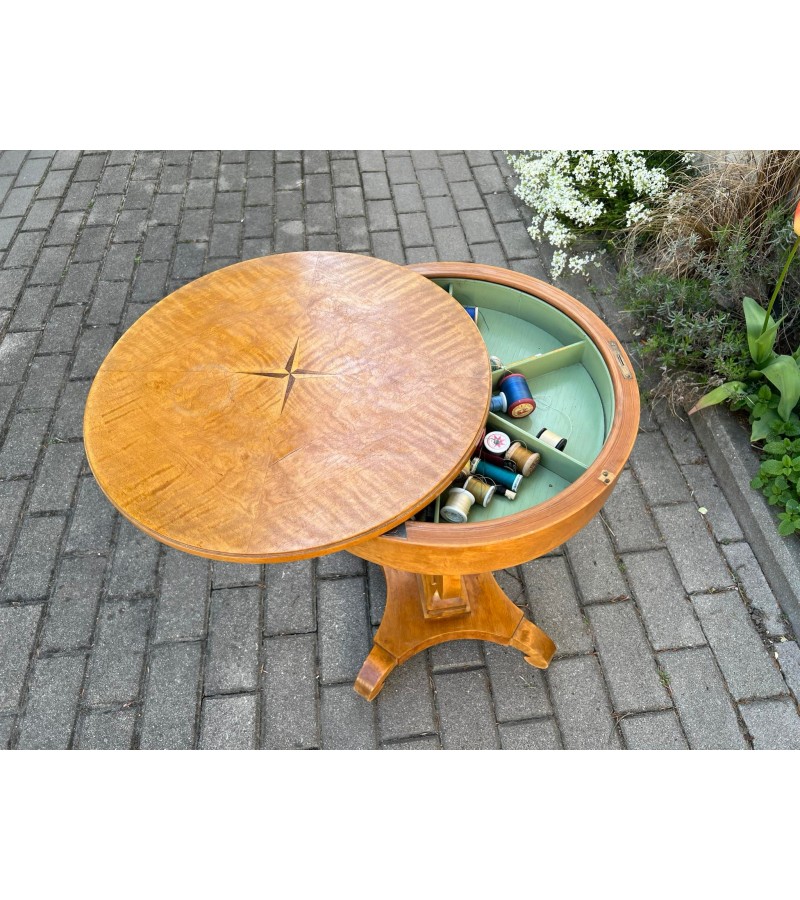 Staliukas siuvinėjimo, siūlinė, puoštas intarsija, antikvarinis stovelis, kavos staliukas. Kaina 138