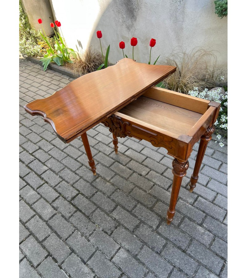 Stalas konsolė, lošimų staliukas su ištraukiama lentynėle, išskleidžiamas, antikvarinis. Tvirtas. Kaina 268