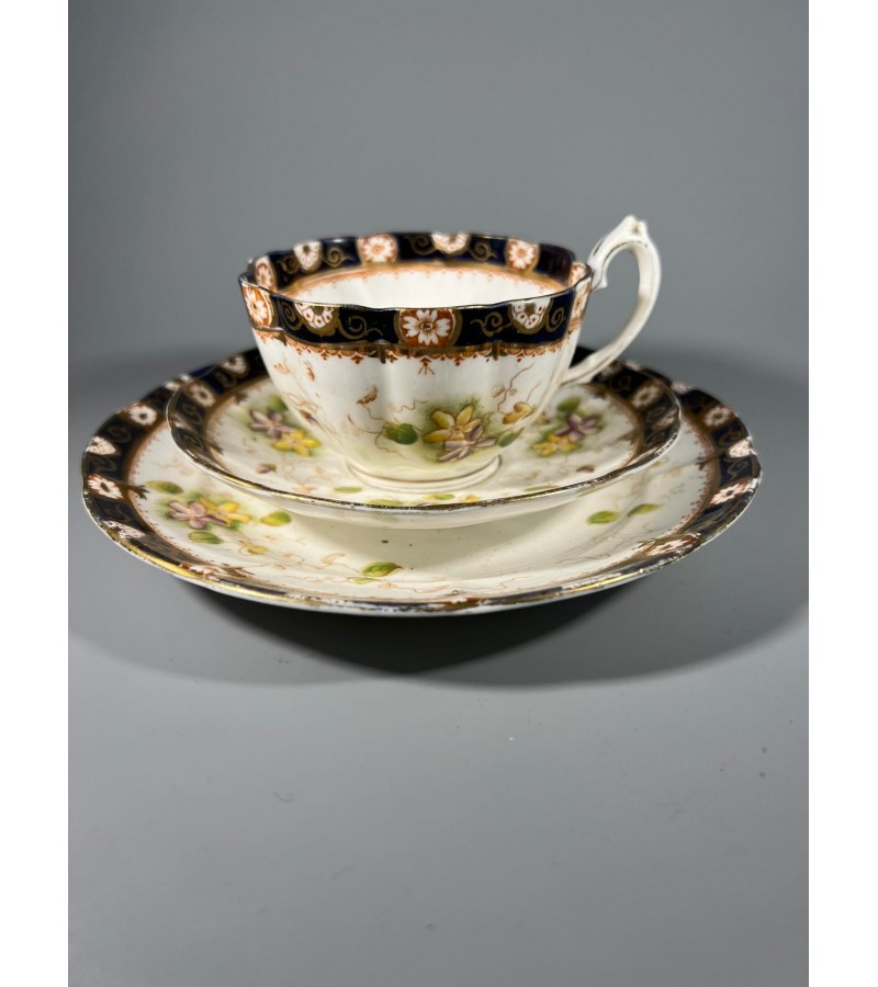 Puodelis su 2 lėkštutėmis, porcelianinis, antikvarinis. Anglija. 1896-1904 m. Talpa 180 ml. Kaina 23
