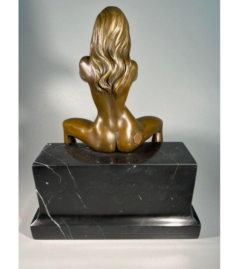 Skulptūra, statulėlė erotinė, bronzinė Mergina. Autorinė. Prancūzija. Svoris 4,3 kg. Kaina 237