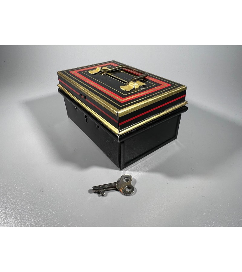 Dėžutė pinigams, taupyklė, skardinė. antikvarinė, rakinama, su rakteliu, angliška. Kaina 21