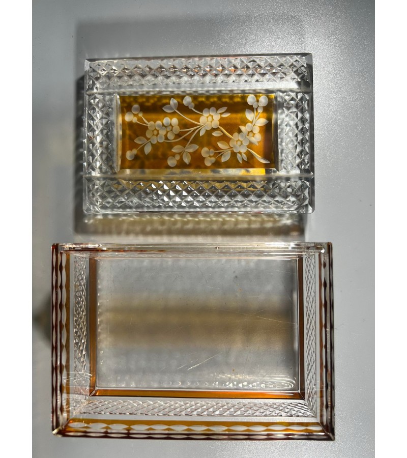 Dėžutė stiklinė, antikvarinė, raižyta, spalvoto stiklo. Svoris 1 kg. Dydis: 6 x 8 x 13 cm. Kaina 46