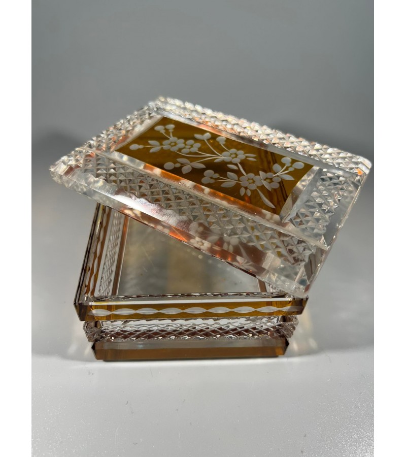 Dėžutė stiklinė, antikvarinė, raižyta, spalvoto stiklo. Svoris 1 kg. Dydis: 6 x 8 x 13 cm. Kaina 46