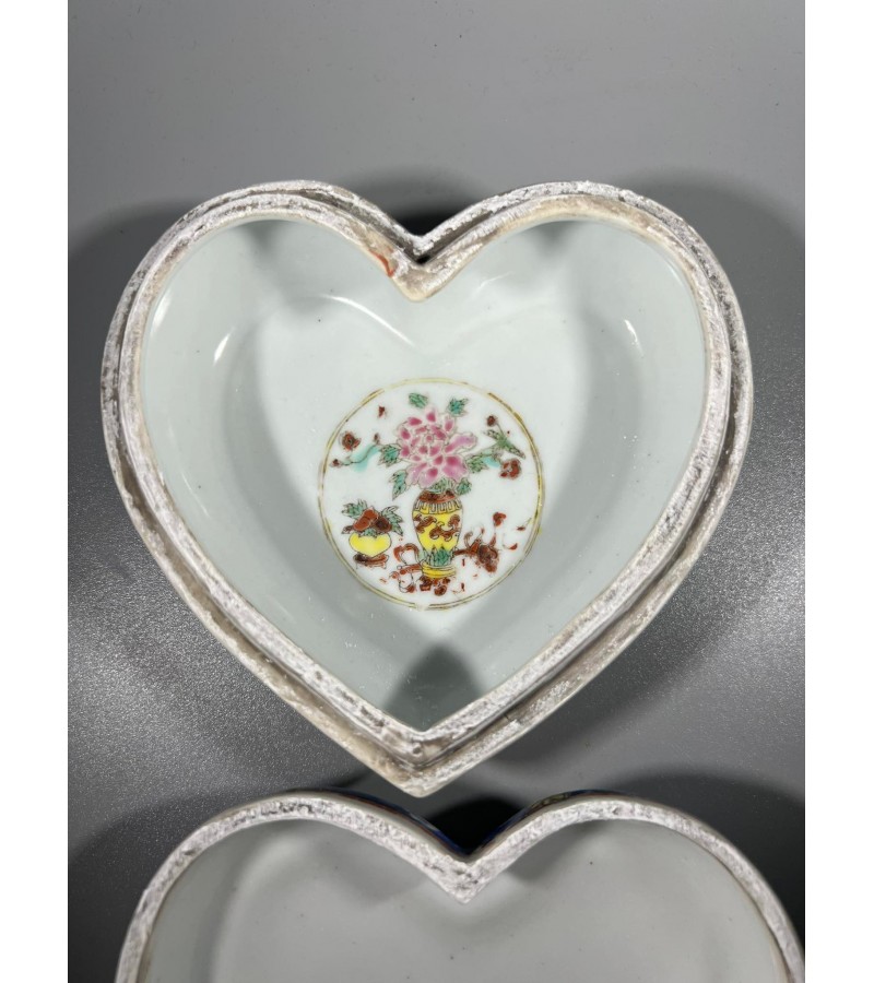 Dėžutė porcelianinė japoniška antikvarinė, širdies formos. Kaina 23