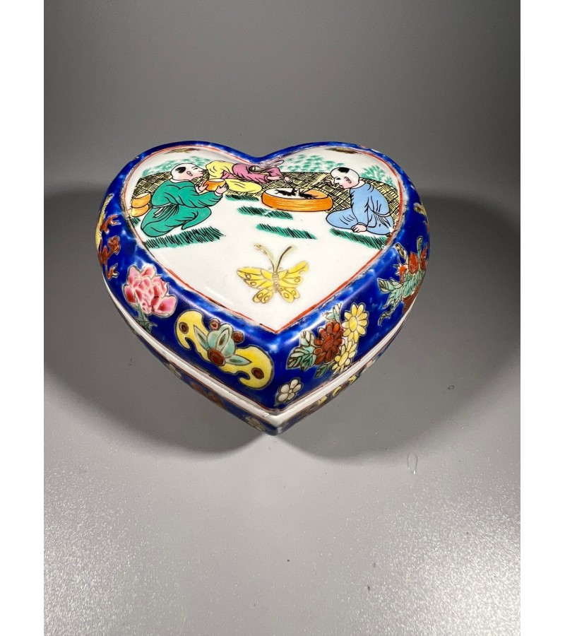 Dėžutė porcelianinė japoniška antikvarinė, širdies formos. Kaina 23