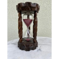 Smėlio laikrodis medinis, vintažinis, veikiantis. Aukštis 22, skersmuo 12 cm. Kaina 43