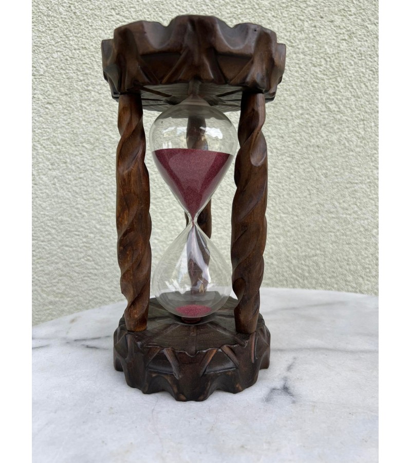 Smėlio laikrodis medinis, vintažinis, veikiantis. Aukštis 22, skersmuo 12 cm. Kaina 43