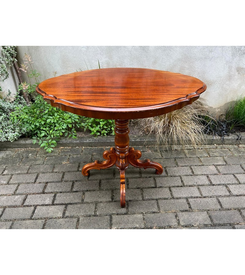 Nedidelis valgomojo stalas, antikvarinio stiliaus, ovalus. Kaina 93