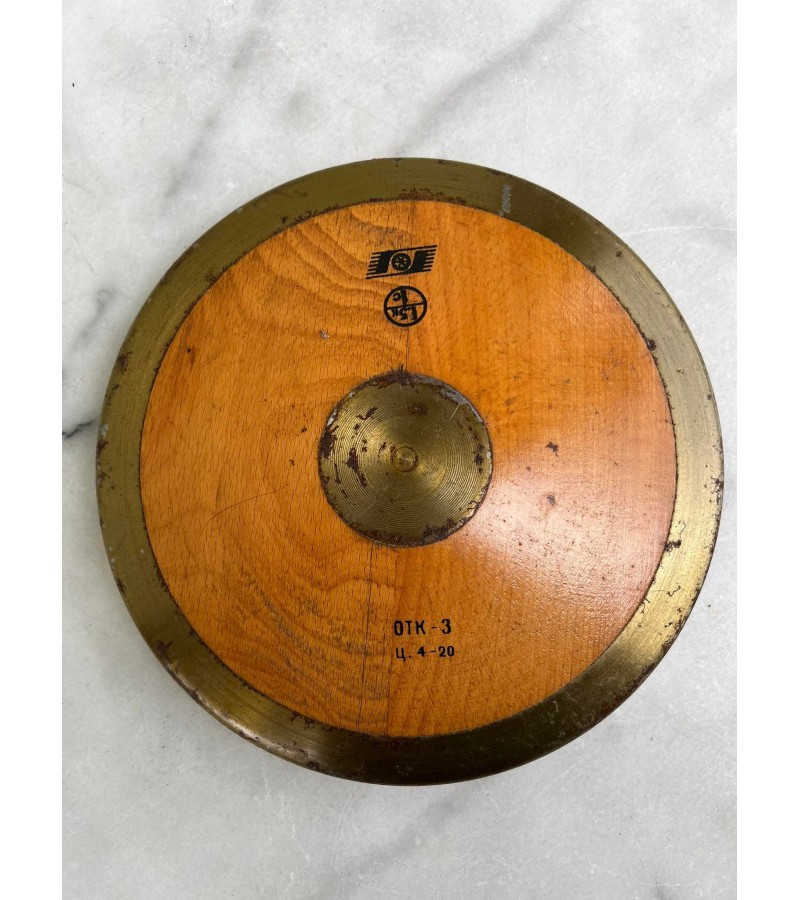 Sportinis metimo diskas, vibtažinis, sovietinis. tarybinių laikų. Skersmuo 20 cm. Svoris 1,5 kg. Kaina 38
