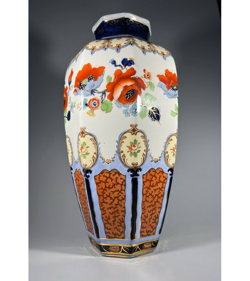Vaza fajanso, antikvarinė, angliška. Aukštis 30 cm. Kaina 43