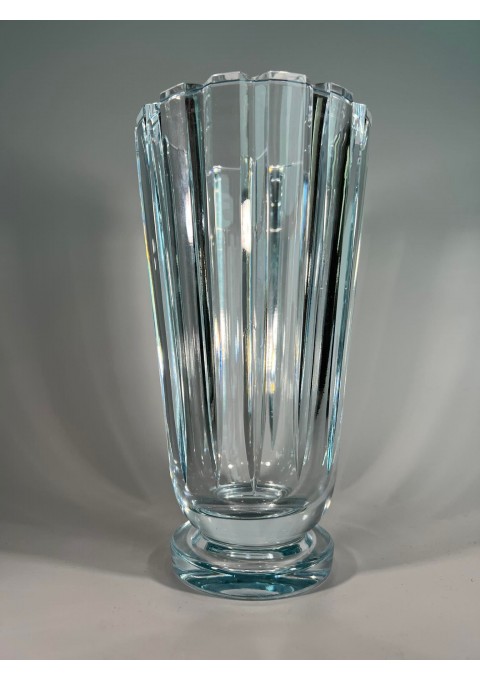Vaza presuoto stiklo, Art Deco stiliaus. Svoris 2,7 kg. Kaina 46