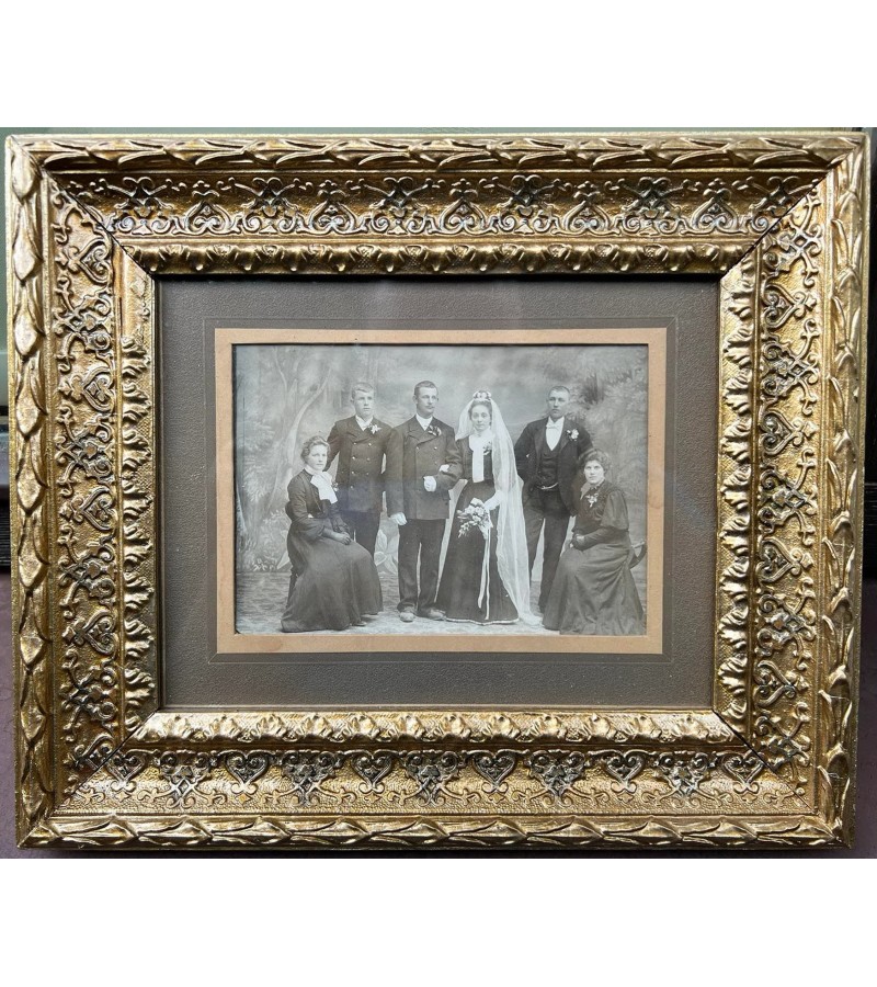 Rėmelis medinis su vestuvine nuotrauka, antikvariniai. Kaina 28