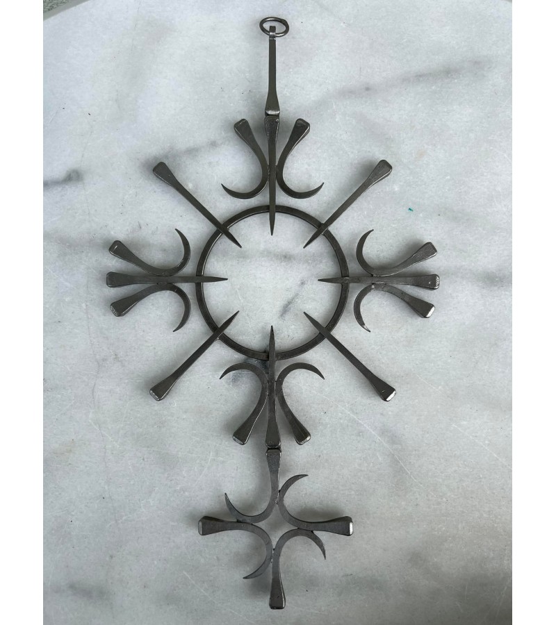 Dekoracija metalinė, stilizuotas kryžius, liaudies meno motyvais. Kaina 13