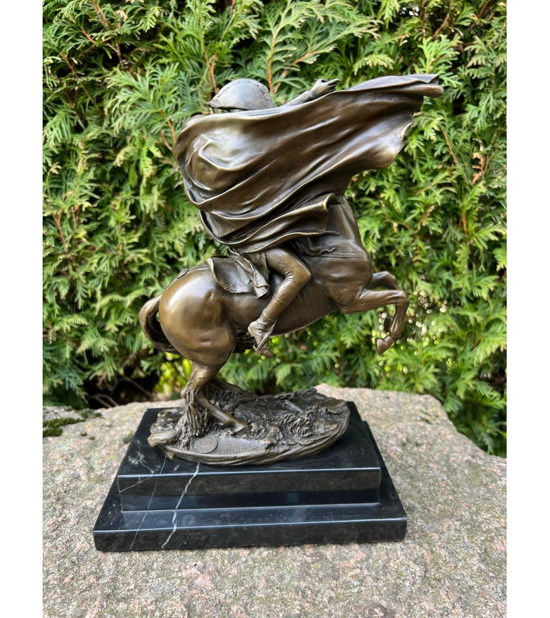 Statula bronzinė Napoleonas ant žirgo. Autorius Pierre-Claude Gautherot, žinomas kaip Claude kopija pagaminta Prancūzijoje. Svoris 6 kg. Kaina 288