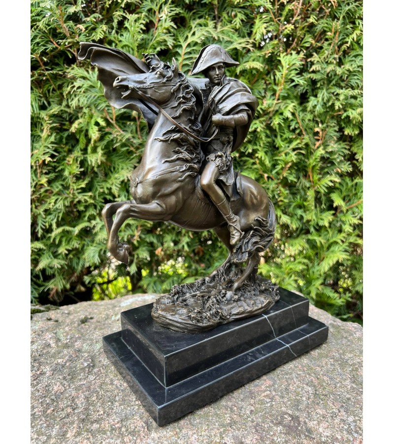 Statula bronzinė Napoleonas ant žirgo. Autorius Pierre-Claude Gautherot, žinomas kaip Claude kopija pagaminta Prancūzijoje. Svoris 6 kg. Kaina 288