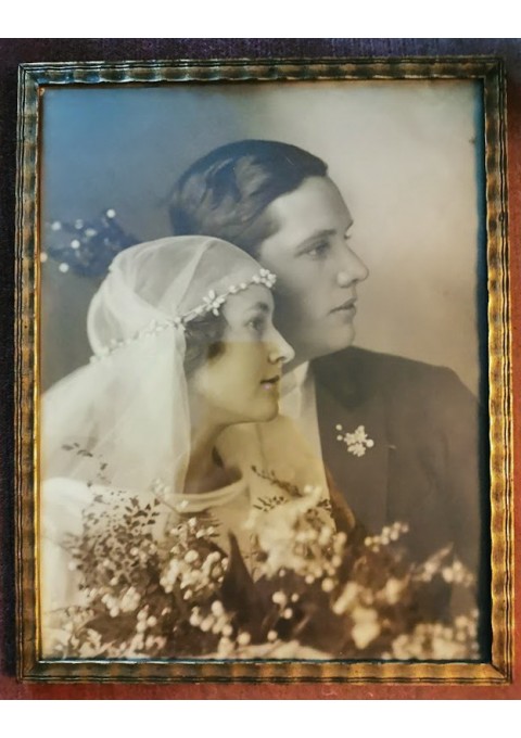 Nuotrauka vestuvinė mediniame rėmelyje su stiklu antikvarinė. Kaina 18