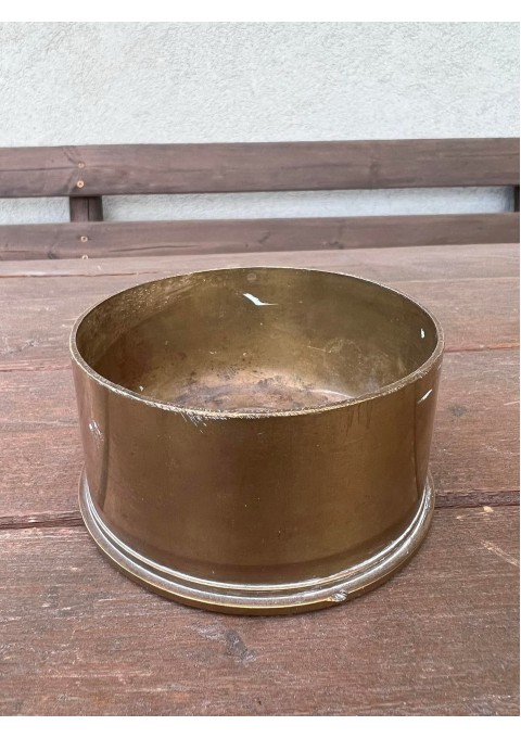Vaza, tūta, tūtelė, gilzė žalvarinė, tuščia, gali būti peleninė, žvakifė ar vazelė. 1943 m. Aukštis 5,5 cm., skersmuo 10,5 cm. Kaina 18