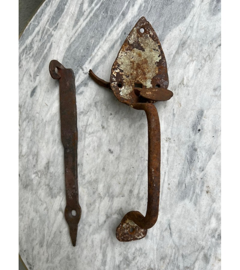 Durų rankena, klemka su užkabinimu, kaltinė, senoviška, autentiška, kaimiška rankena, antikvarinė. Kaina 43