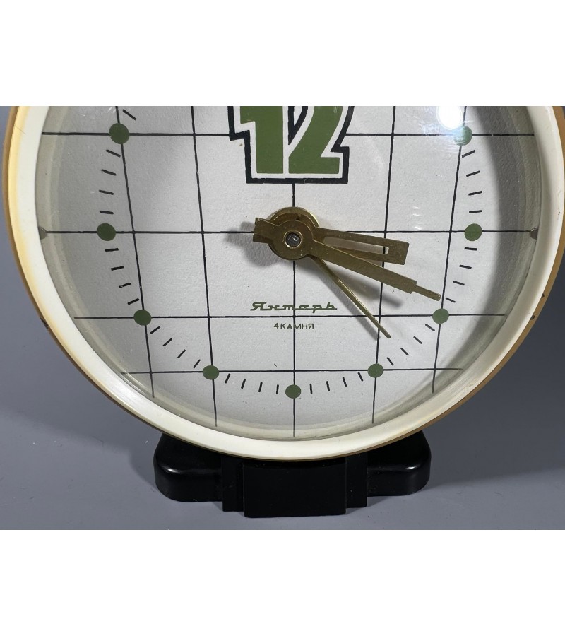 Laikrodis, žadintuvas stilingas, vintažinis, sovietinis, tarybinių laikų, budilnik Jantar. Veikiantis, patikrintas laikrodininko. Metalinis korpusas. Kaina 26