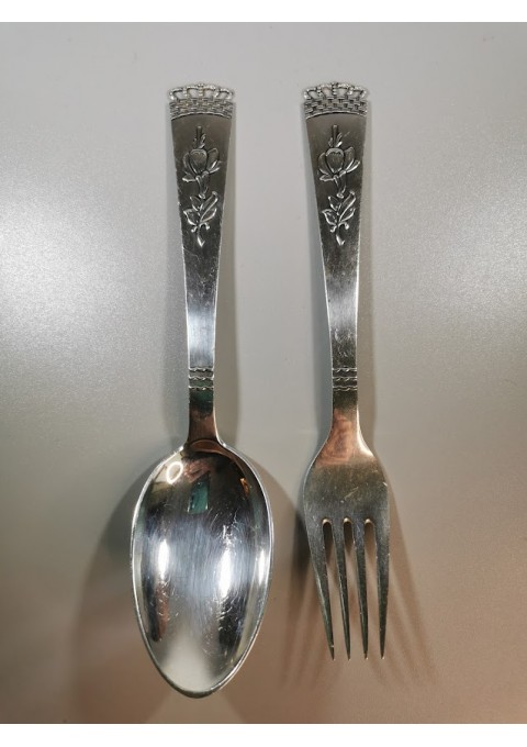 Šaukštas ir šakutė sidabriniai, antikvariniai. Danija. Svoris po 45 g., viso 90 g.  Praba 830 (3 bokštai). 1938 m. Ilgis 19 cm. Kaina 112 už abu.