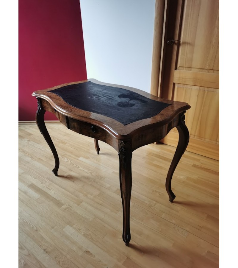 Rašomasis stalas su dviem stalčiais antikvarinis, lengvas, elegantiškas ir patogus. Kaina 367