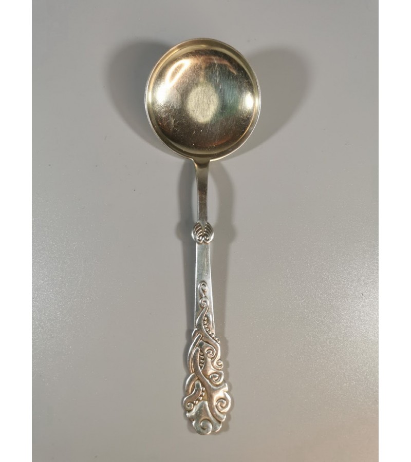 Šaukštas sidabrinis, antikvarinis. Danija. Svoris 18 g. Praba 830 (3 bokštai). 1921 m. Ilgis 15 cm. Būklė labai gera. Kaina 32