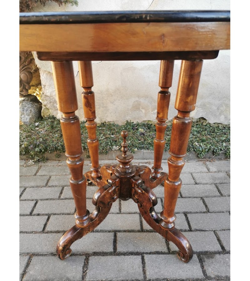 Nedidelis valgomojo stalas, antikvarinis, ovalus, riešutmedžio lukštas. Kaina 138
