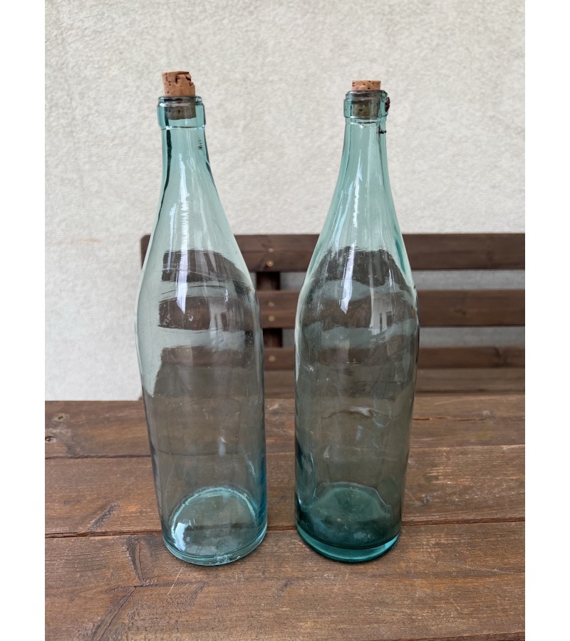 Buteliai antikvariniai samagonui ar pan. šviesaus stiklo. Aukštis 33 cm. 2 vnt. Kaina po 26