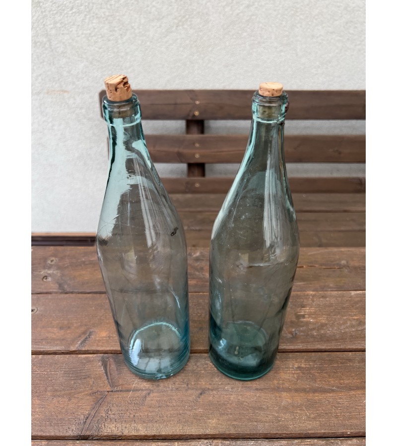 Buteliai antikvariniai samagonui ar pan. šviesaus stiklo. Aukštis 33 cm. 2 vnt. Kaina po 26