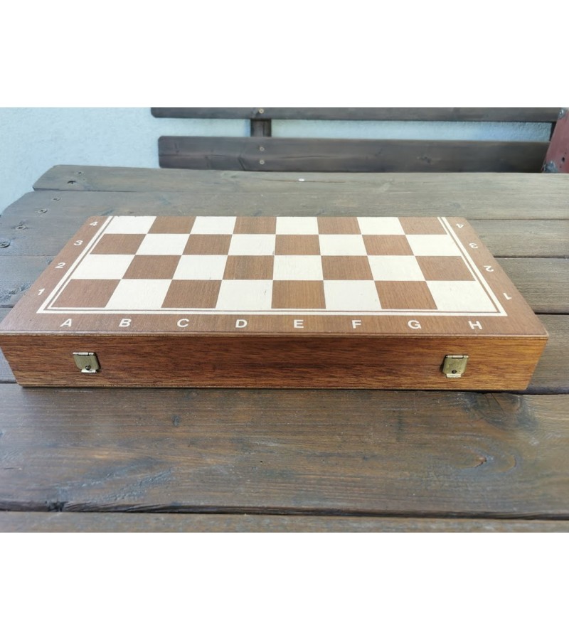 Šachmatų lenta, dėžė medinė. Kaina 28