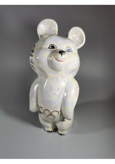 Statulėlė porcelianinė Olimpinis meškiukas Miša. Aukštis 20 cm. Kaina 68