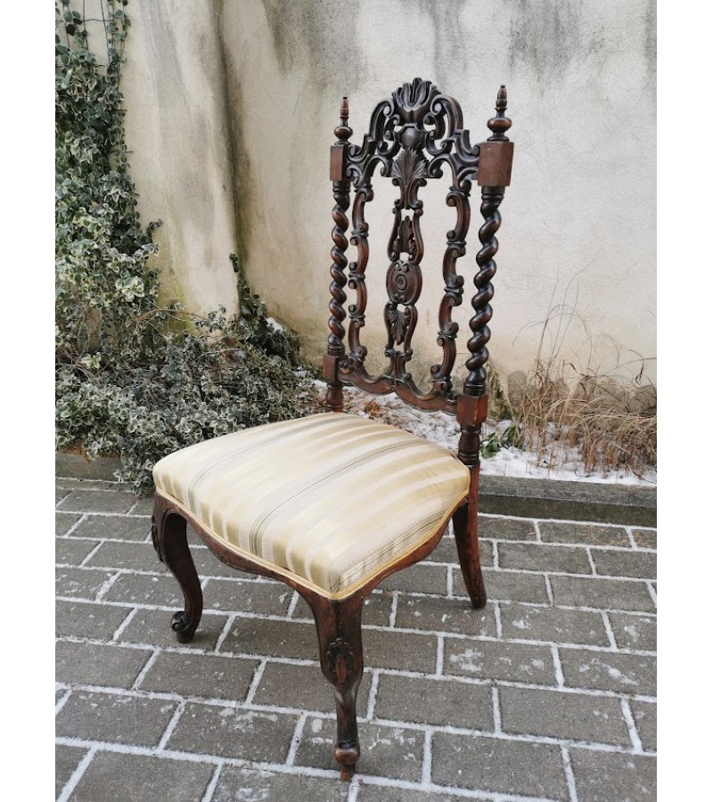 Kėdė antikvarinė, gausiai drožinėta, tvirta, žema. Kaina 87