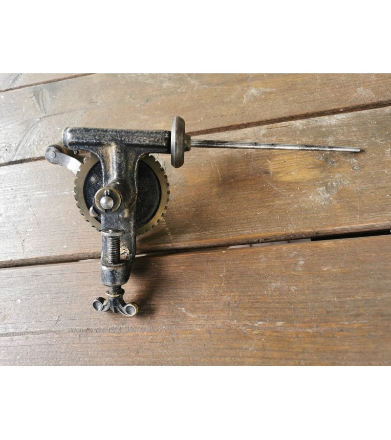 Prietaisas, įrankis antikvarinis Mattson Mora špagatui. XX a. pradžia. Originalus, pagamintas iš ketaus. Ilgis 22 cm. Kaina 43