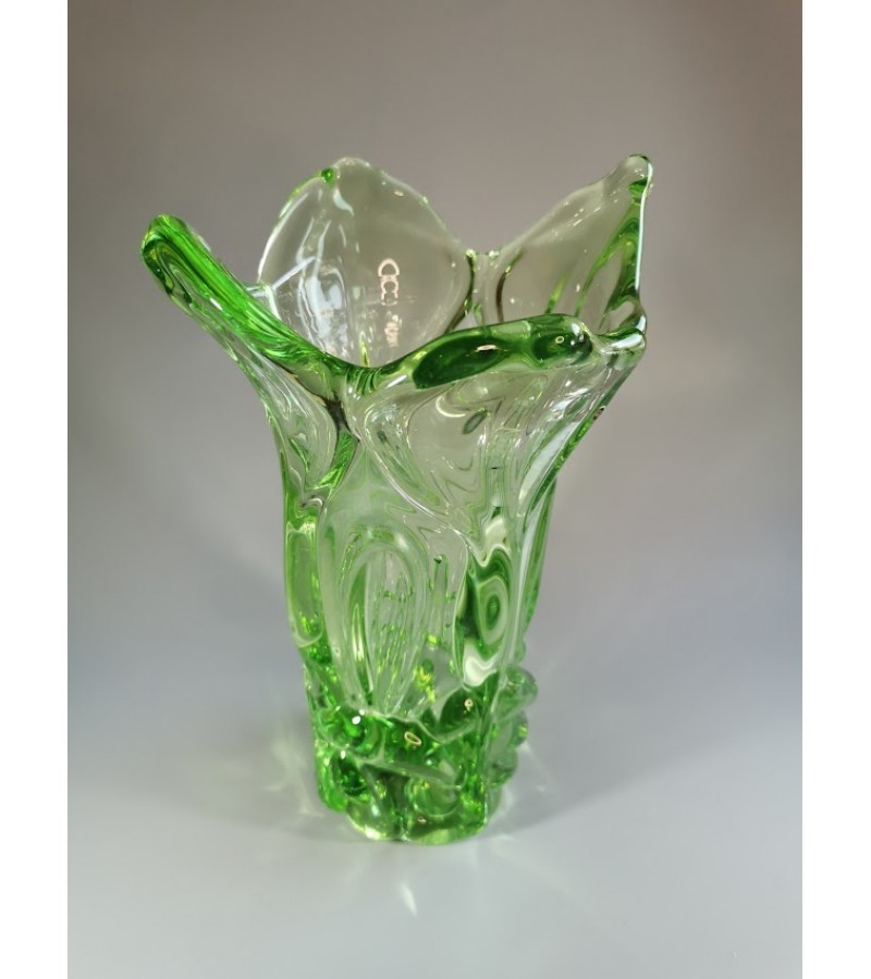 Vaza antikvarinė, storo, žalio stiklo. Svoris 3 kg. Kaina 53