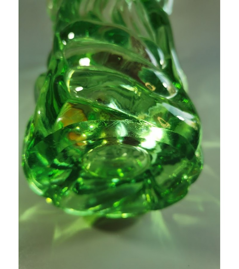 Vaza antikvarinė, storo, žalio stiklo. Svoris 3 kg. Kaina 53