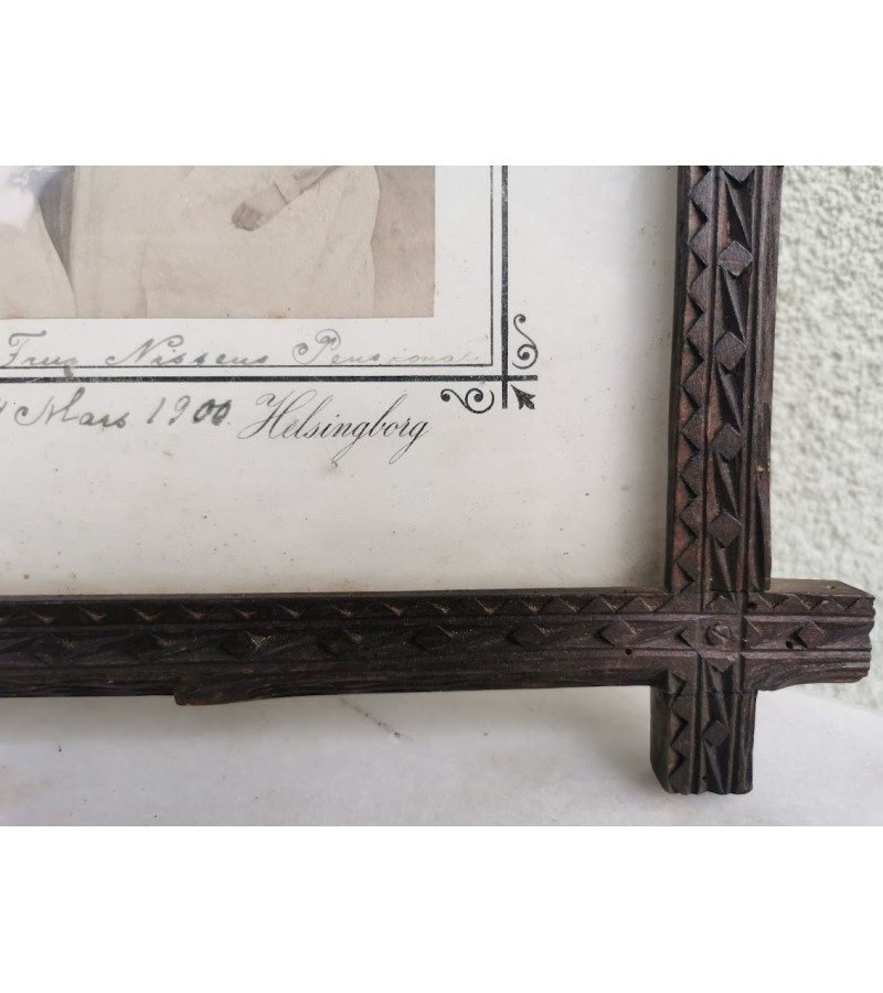 Rėmelis antikvarinis medinis, drožinėtas su 1900 m. nuotrauka. Kaina 23