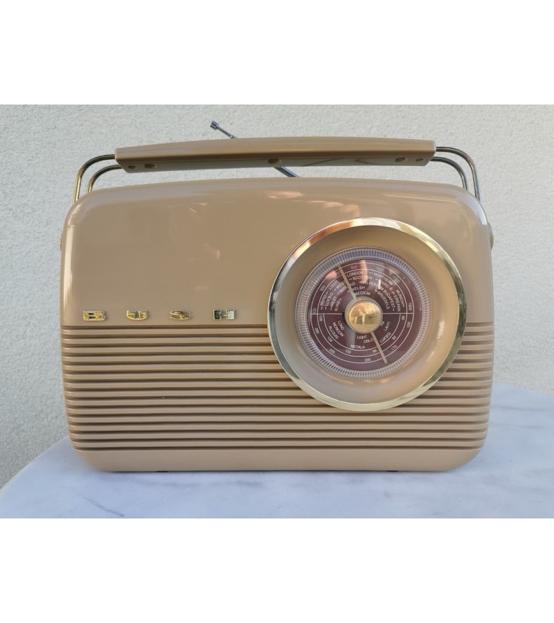Radija BUSH vintažinė. Modelis 1962 m. - Anglija, antra laida ten pat 1997 m. Radijos ir garso kokybė labai gera. FM bangos. Kaina 87