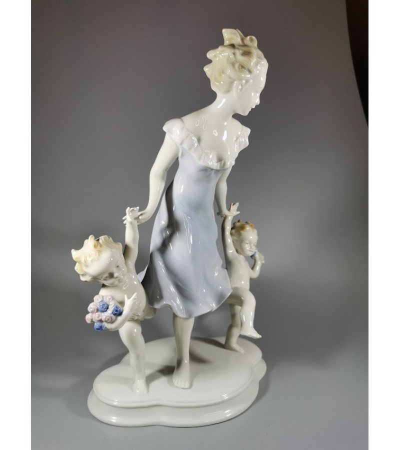 Statulėlė porcelianinė Motina su vaikais. Rytų Vokietija. Kaina 68