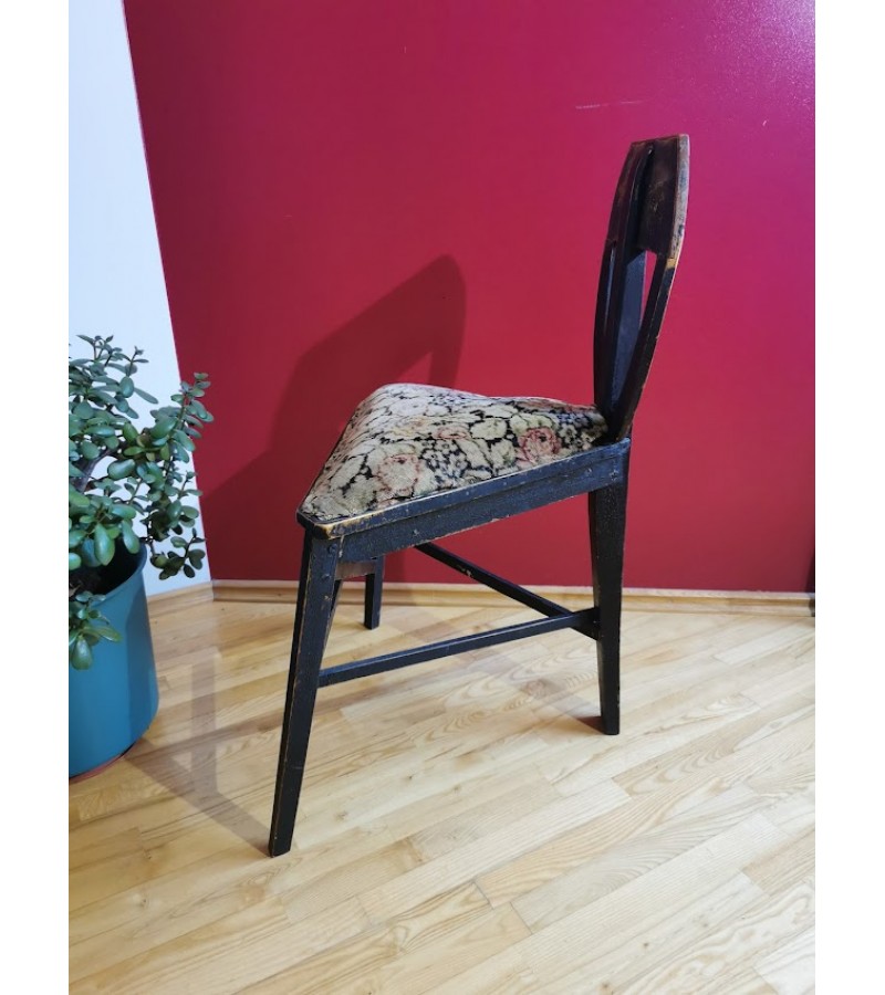 Kėdė trikampė, kampinė, antikvarinė, tinkama naudojimui. Kaina 87