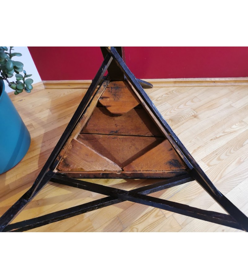 Kėdė trikampė, kampinė, antikvarinė, tinkama naudojimui. Kaina 87