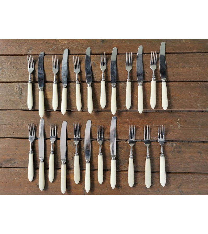Stalo įrankiai-peiliai ir šakutės tarybinių laikų. Yra daugiau vnt. Kaina 4 už porą (peilis ir šakutė).