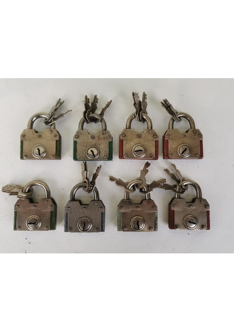 Spynelės su raktais antikvarinės, veikiančios, 8 vnt. Kaina po 22