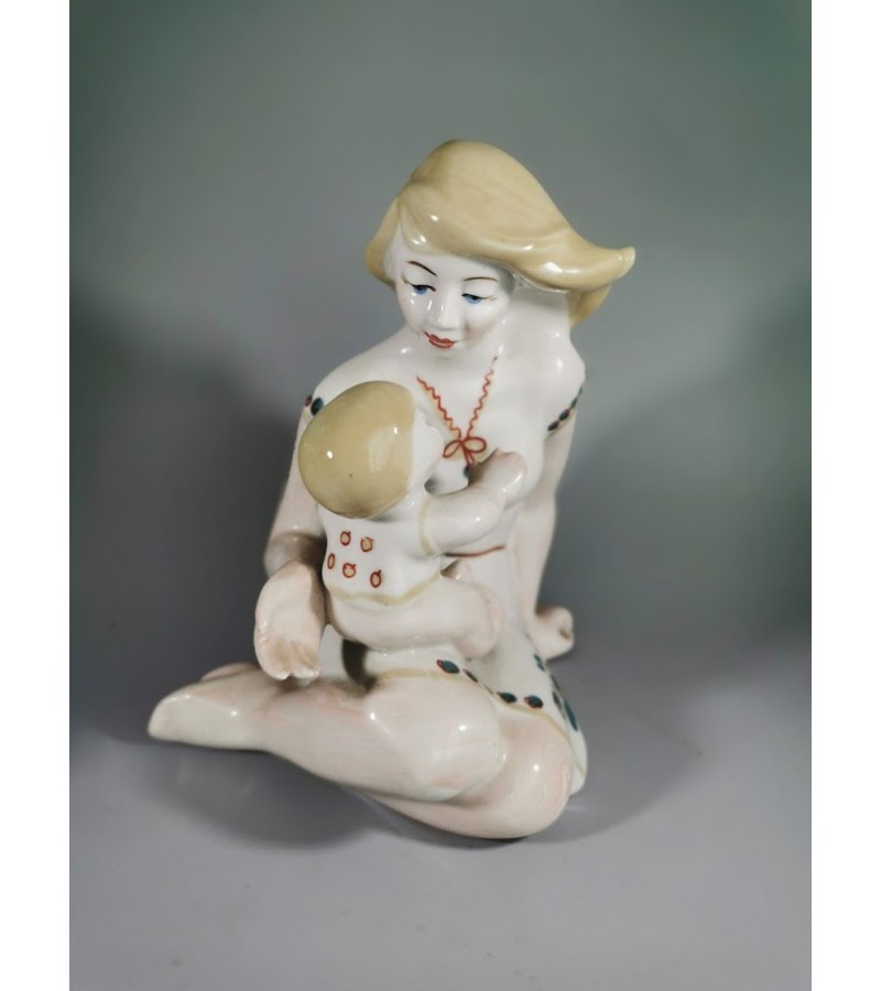 Statulėlė Motina su vaiku porcelianinė, tarybinių laikų. Kaina 63