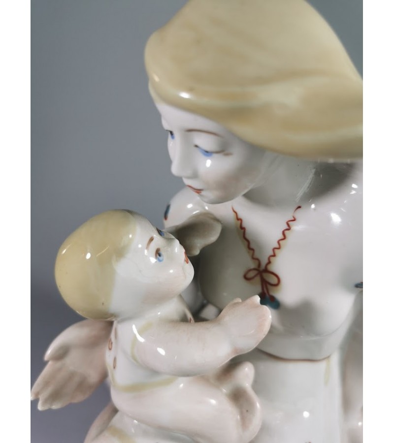 Statulėlė Motina su vaiku porcelianinė, tarybinių laikų. Kaina 63